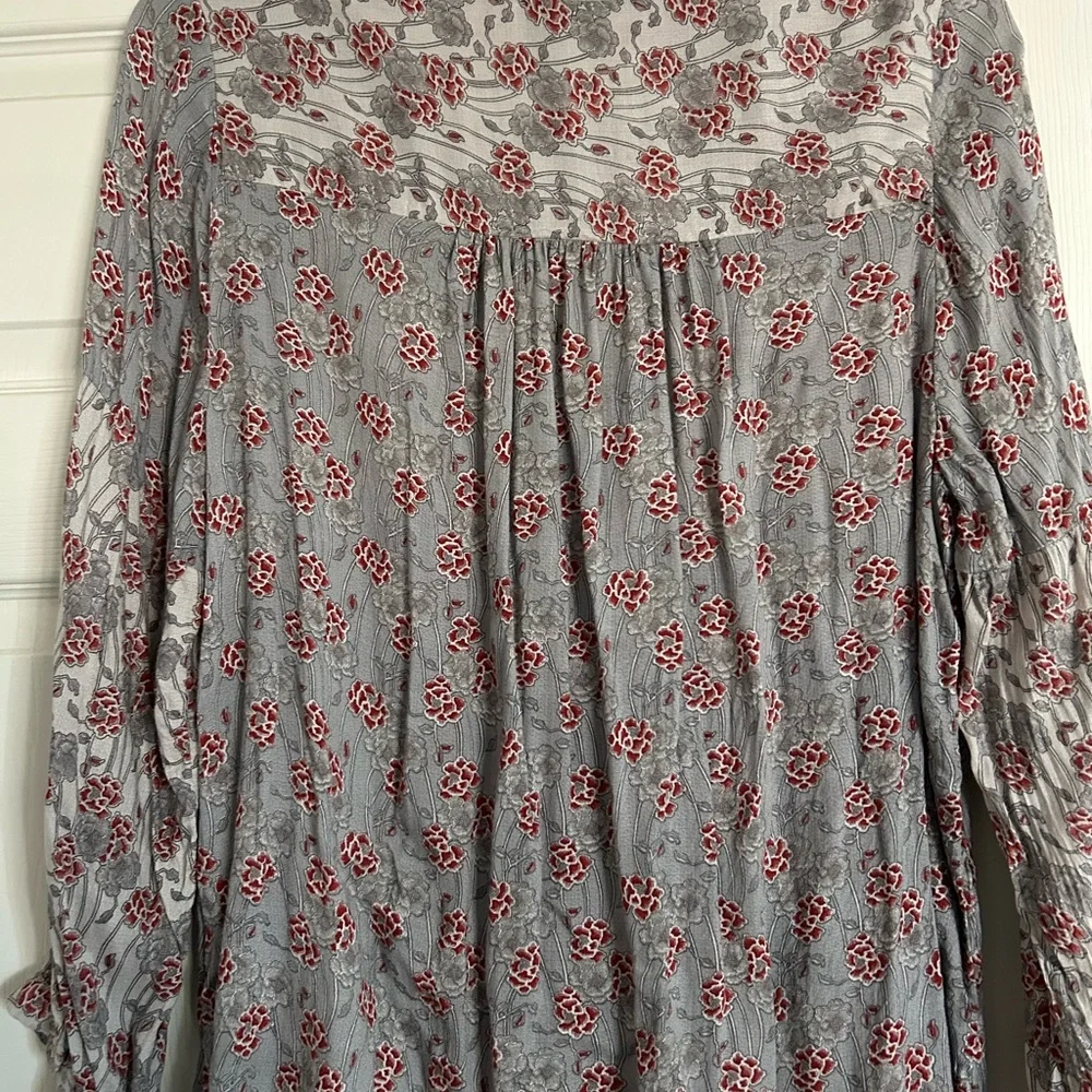 🌹Lucky Brand Gray Blouse with Puff Sleeves and Buttoned Style - Picture 9 of 9